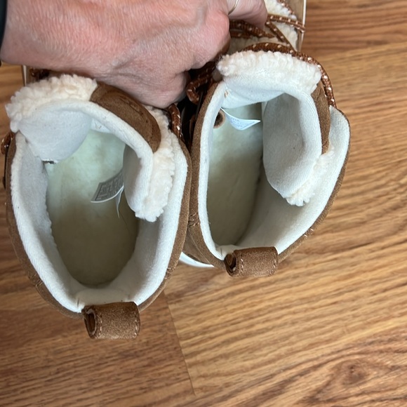 UGG PLUSH boots - Picture 7 of 8
